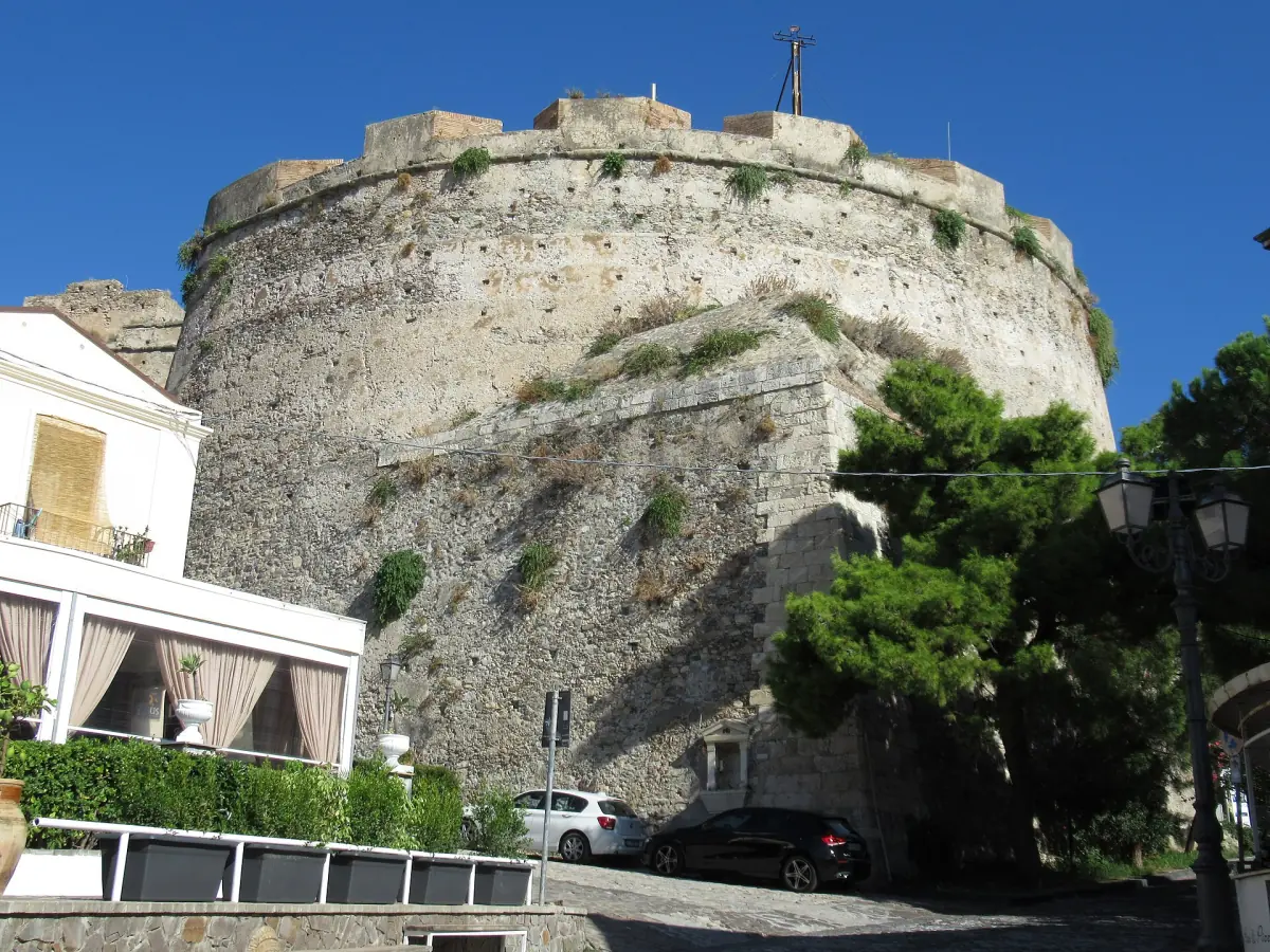 Ein Rundturm der Burg von Milazzo