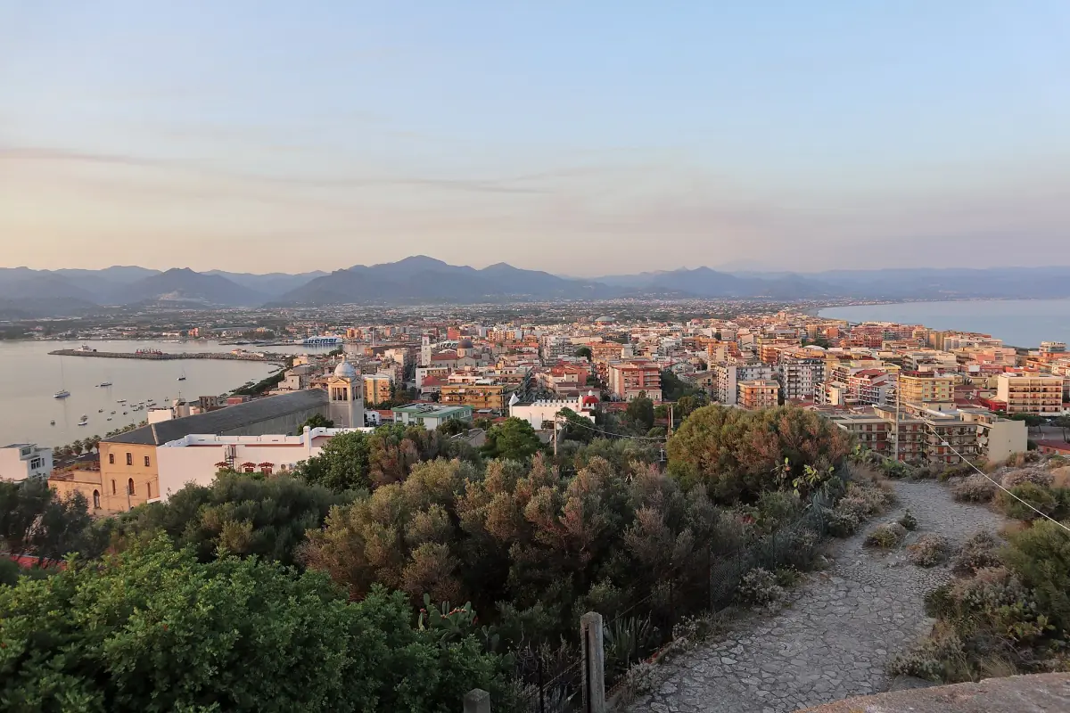 Milazzo vom alten Fort bei Sonnenaufgang