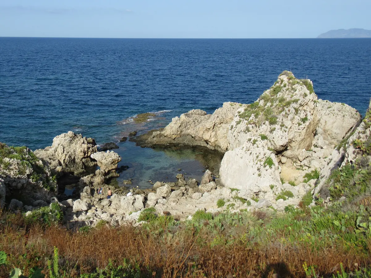 Felsen rund um die Piscina di Venere