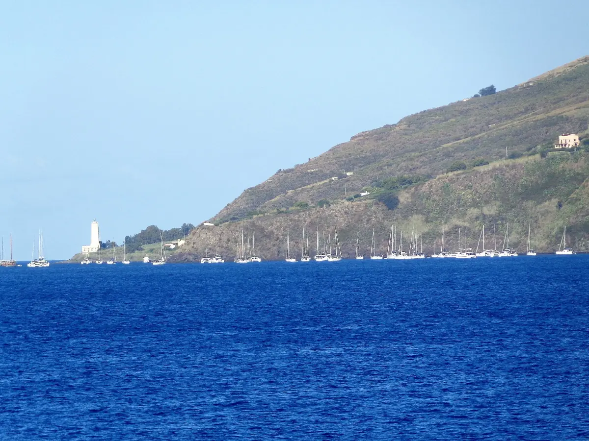 Boote an der Küste von Vulcano